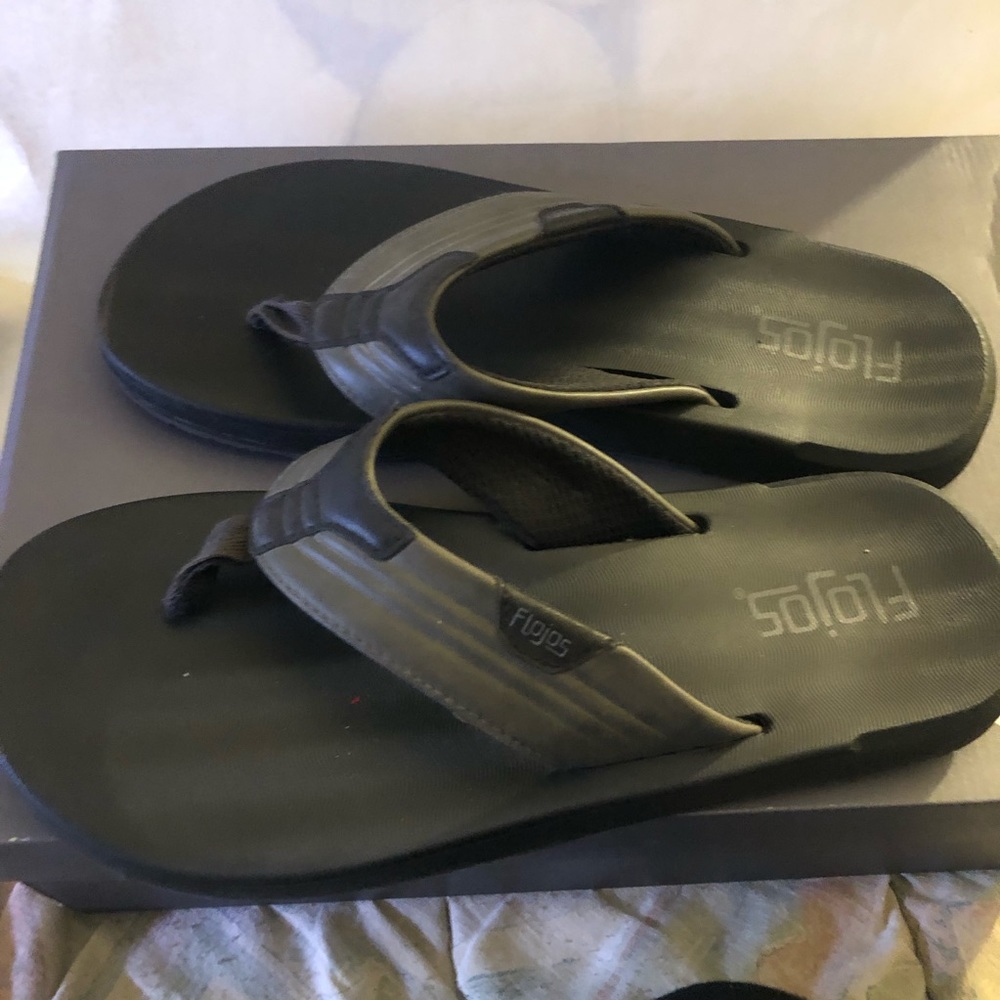 Flojos flip flops. Black size 9-9.5. Men’s shoes